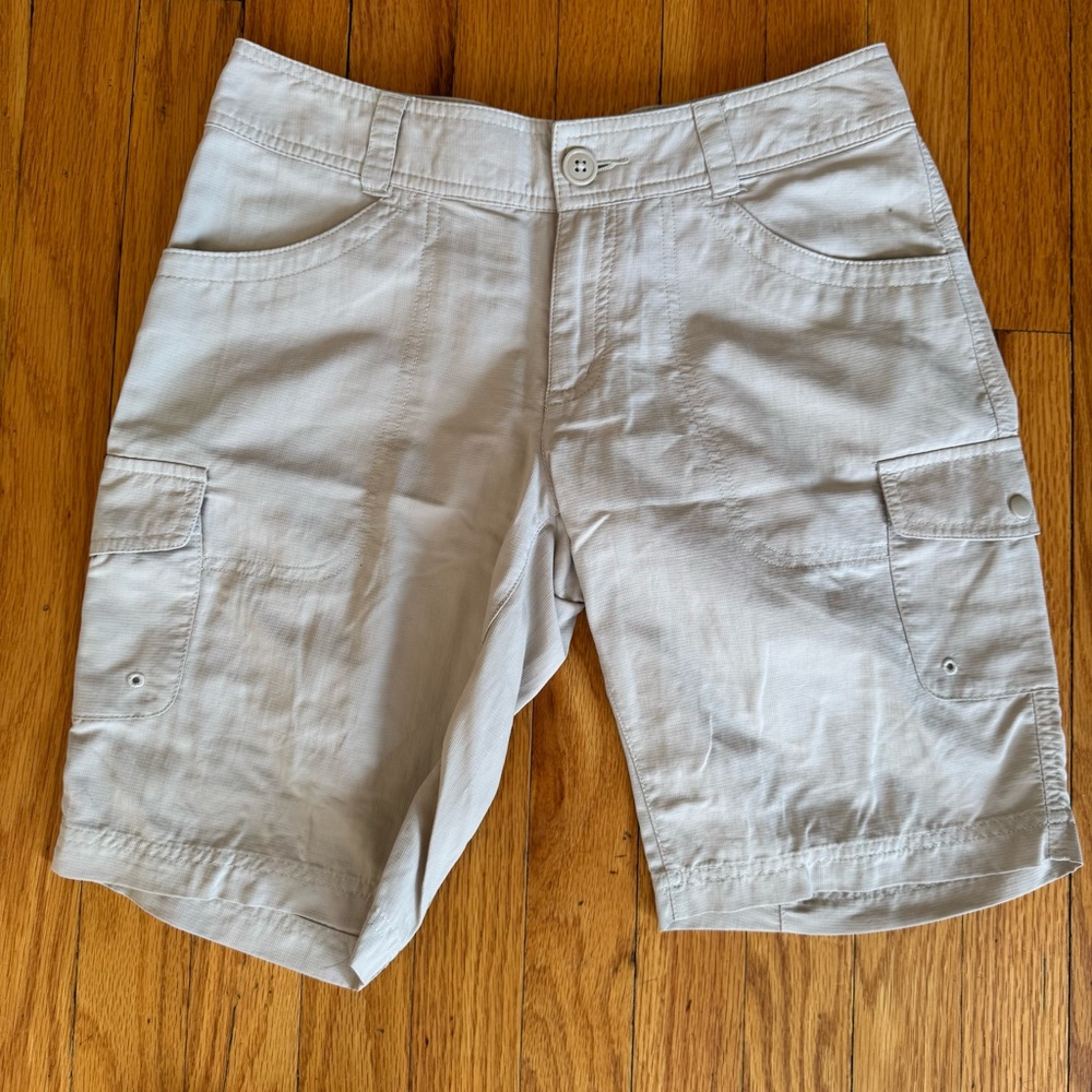 Columbia Women’s Beige Cargo Shorts Size 4